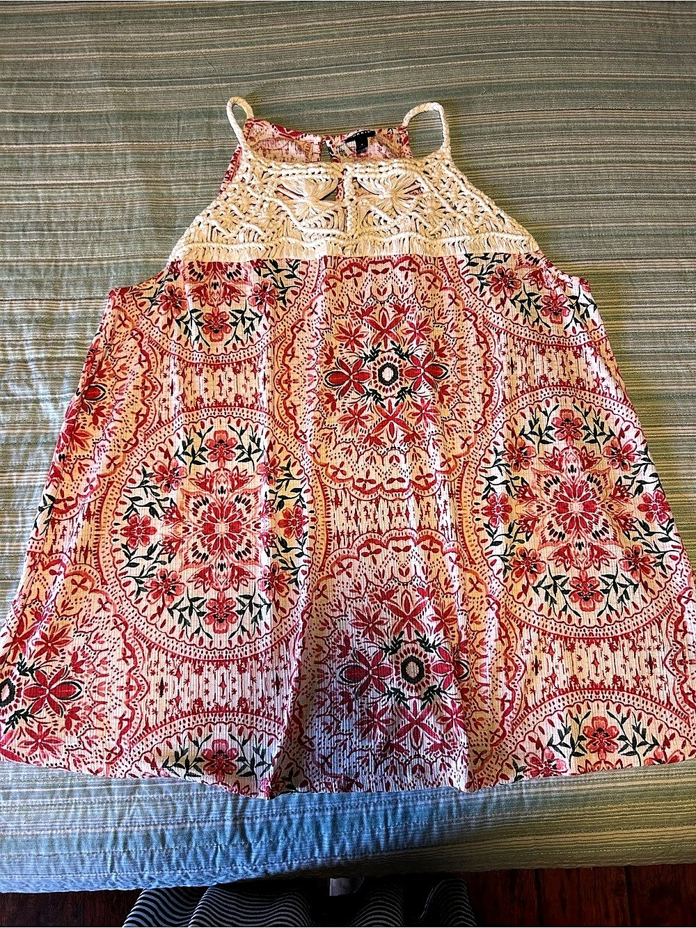 TORRID Floral Embroidered Tank Top in Red & White Size 4Like New